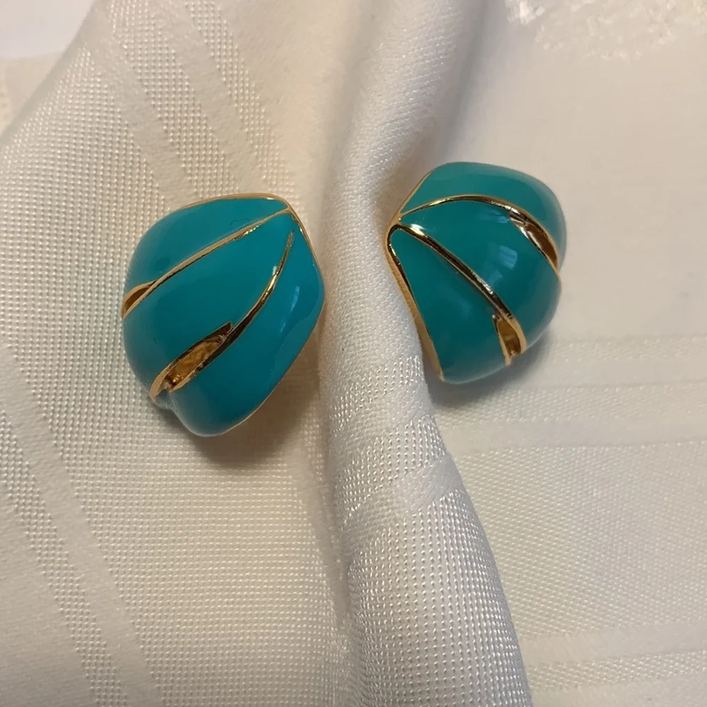 AVON Clip Earrings Enamel Turquoise Teal Gold Tone Swirl 1 1/2” Wavy Beachy EUC